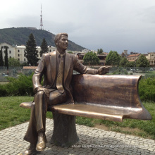escultura al aire libre del hombre del bronce de la decoración del jardín que se sienta en banco